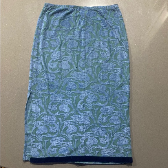 Elegant Blue and Green Patterned Skirt - Picture 2 of 10